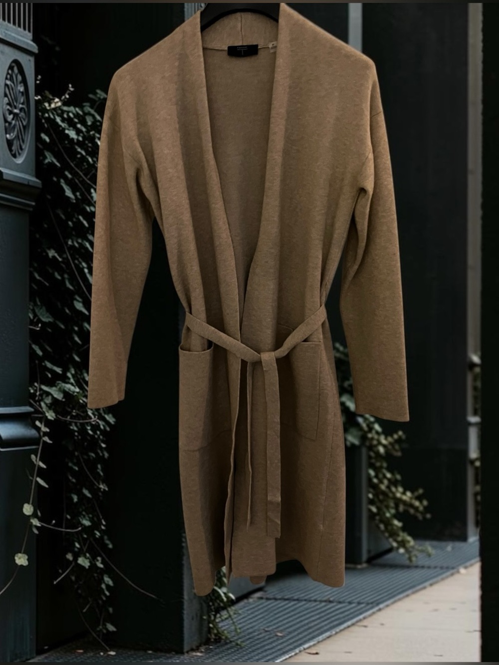 IN BEAUTIFUL CONDITION! TAHARI TAN BELTED OPEN FRONT LONG CARDIGAN SWEATER